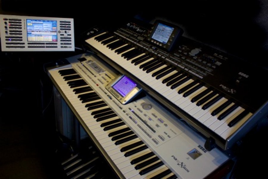 Roland Fantom Vs Yamaha Krome Roland Fantom Vs Yamaha Krome